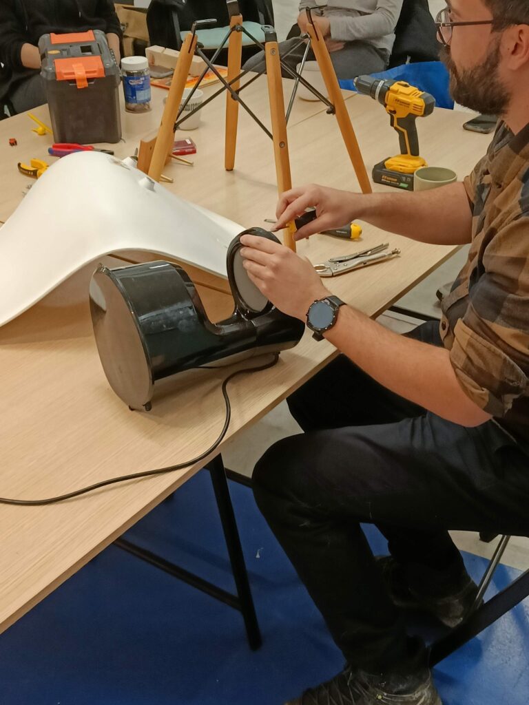 Repair Café για μικροέπιπλα και μικροσυσκευές: Μια εμπειρία συνεργασίας και επανεκκίνησης αντικειμένων